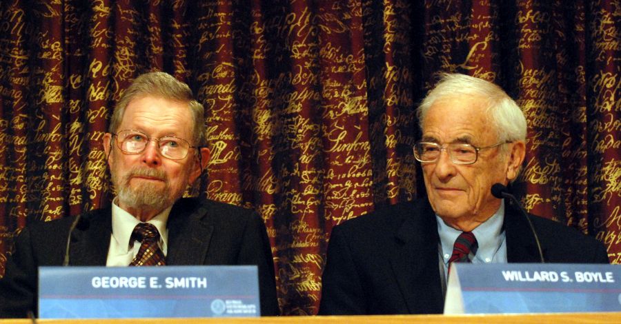 Уиллард Бойл и Джордж Смит сегодня считаются отцами цифровой фотографии, а их достижения были удостоены Нобелевской премии