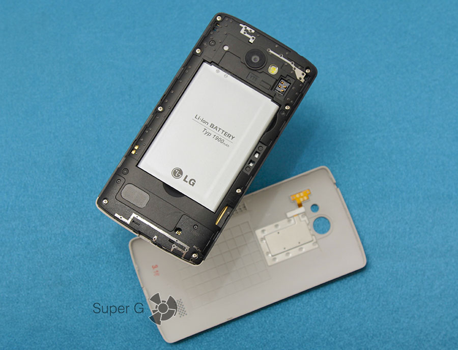 Під кришкою знаходиться роз'єм для карт пам'яті формату Micro SD і інші нутрощі пристрою