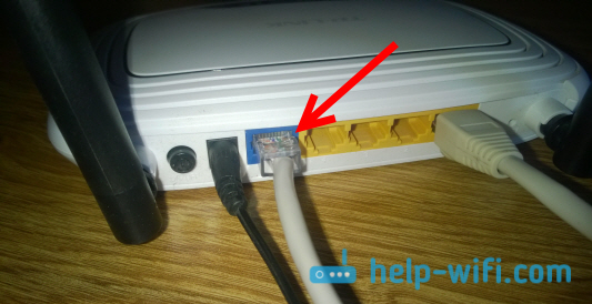 Далі, до роутера, в WAN роз'єм (він синій) потрібно підключити кабель вашого інтернет-провайдера, або від ADSL модему