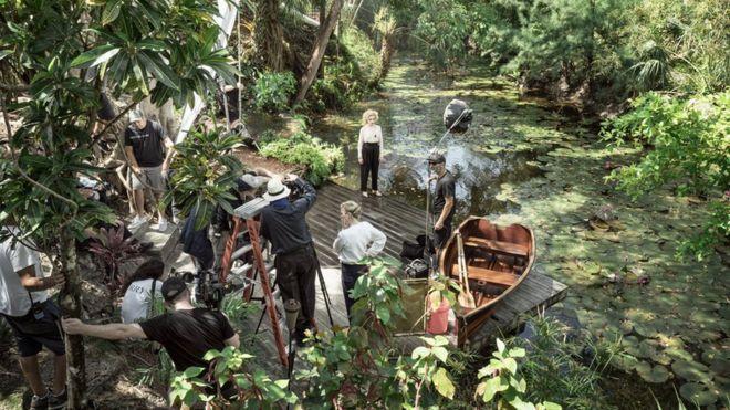 Вона хотіла б, ймовірно, втілитися в якості фотохудожника-портретиста, але поки шукає рідкісний ракурс на грядках і клумбах