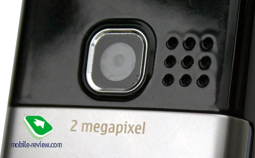 На задній стороні знаходиться об'єктив 2-мегапіксельної камери, а також отвір основного динаміка