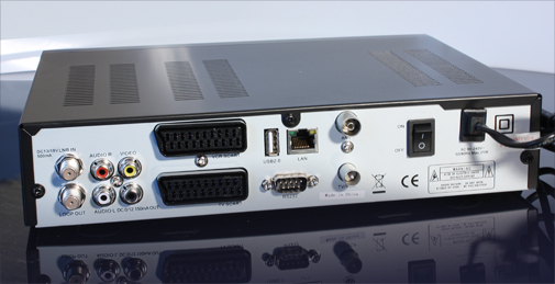 Як видно на фото, задня панель ресивера забезпечена, по суті, стандартним набором входів-виходів (TV і VCR Скарт, «тюльпани», 0 / 12В, модулятор, LNB in ​​і петлевий вихід) а також, тумблер мережі і, увага, USB і Ethernet