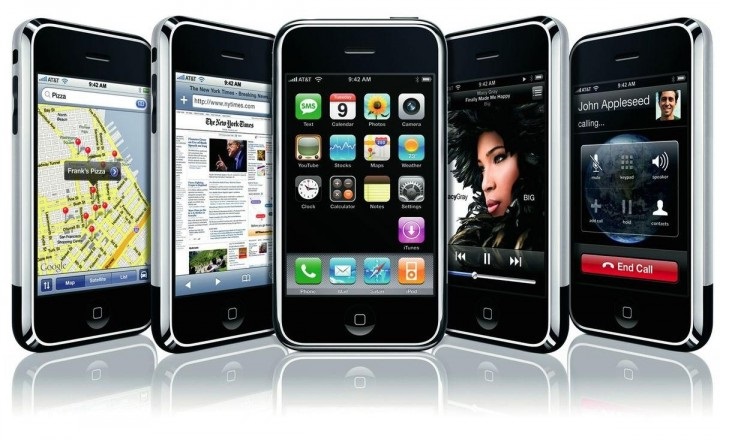 9 червня 2007 року, на виставці Macworld, Стів Джобс вийшов на сцену і оголосив, що компанія Apple представляє світу три нові продукти - iPod з сенсорним екраном, телефон і пристрій для комфортного серфінгу в інтернеті