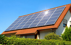 Жителі Миколаївської області почали встановлювати у себе на будинках сонячні електространціі і навіть заробляти за зеленим тарифом, виробляючи електроенергію і віддаючи її в загальну мережу