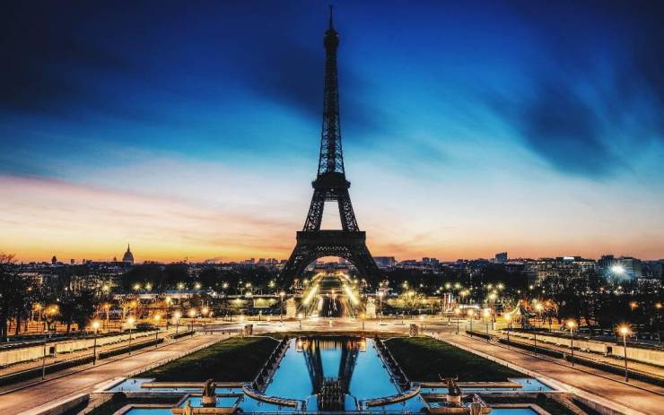 Але не тільки не була розібрана, а й перетворилася на справжній символ Парижа і саму відвідувану платну пам'ятка в світі
